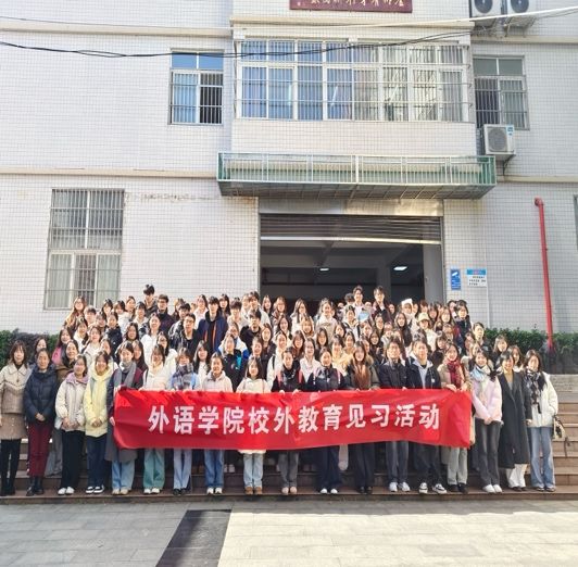 建筑前的廣場上有許多人描述已自動(dòng)生成