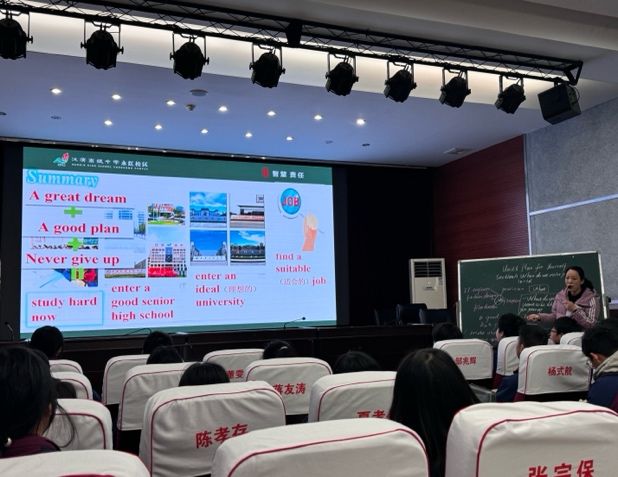 圖片包含 室內(nèi), 天花板, 房間, 桌子描述已自動(dòng)生成