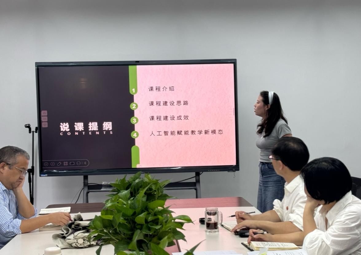 圖片包含 室內(nèi), 人, 桌子, 男人描述已自動(dòng)生成