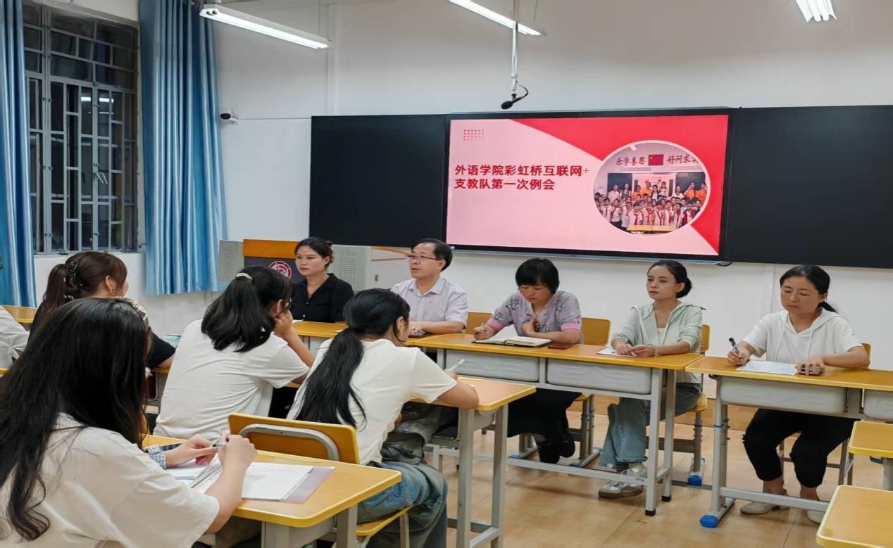 一群人坐在桌子前描述已自動生成