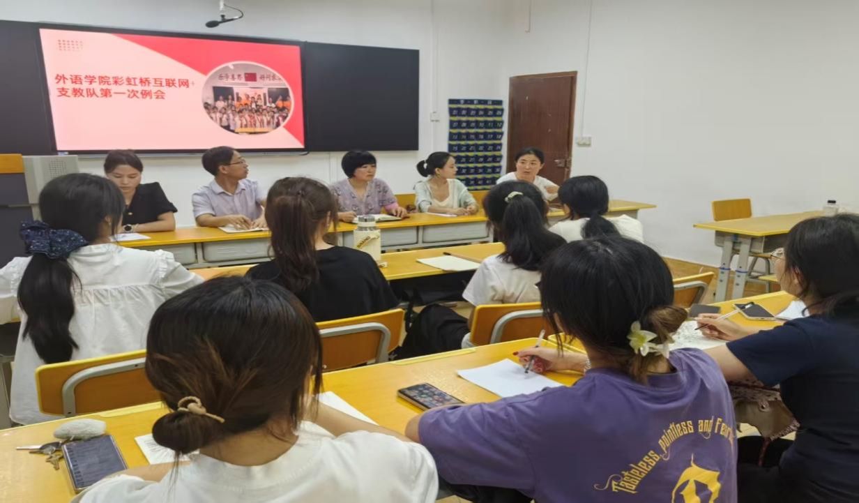 一群人正在聽演講描述已自動生成