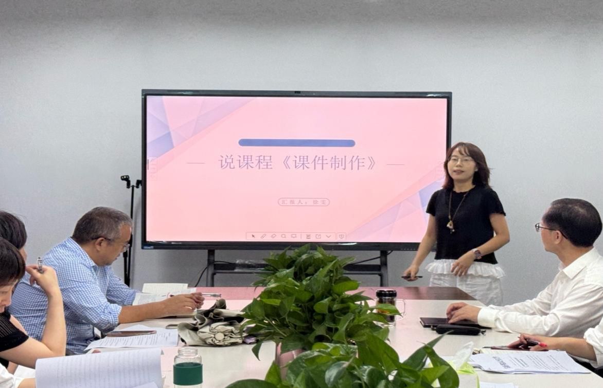 一群人坐在桌子前描述已自動(dòng)生成