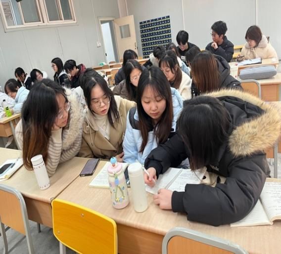 一群人坐在桌子前描述已自動(dòng)生成