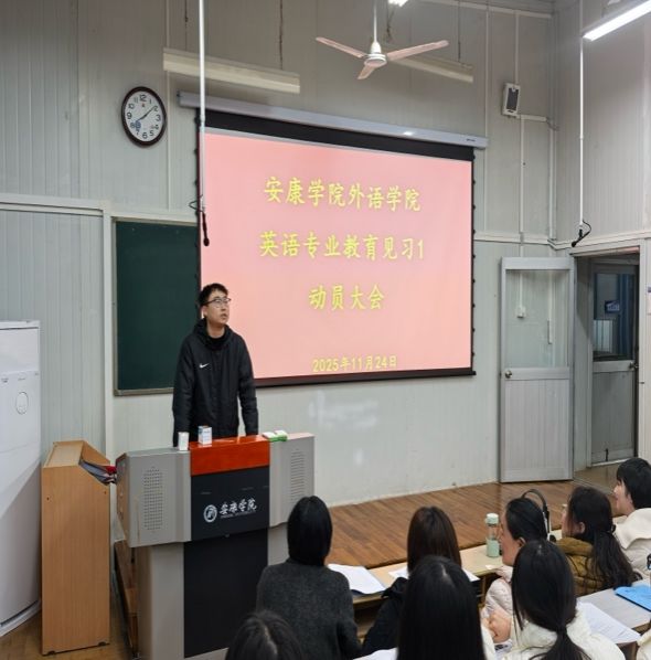 會議室里的人們描述已自動生成