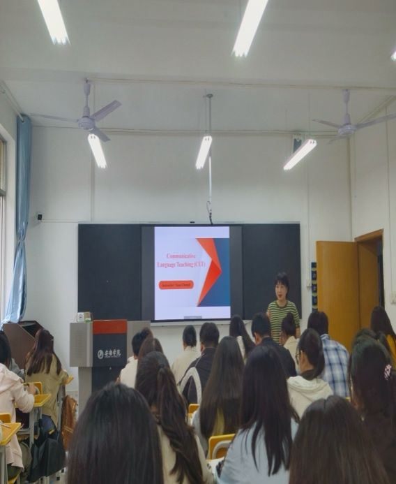 會議室里的人們描述已自動生成