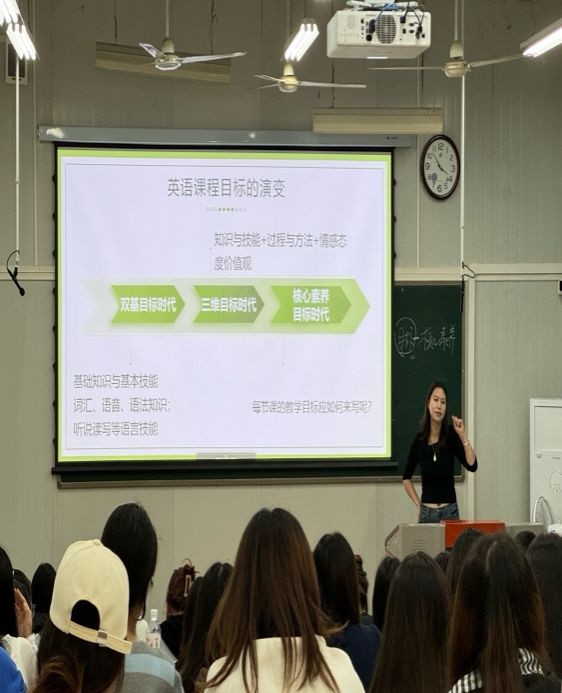 一群人正在聽演講描述已自動生成